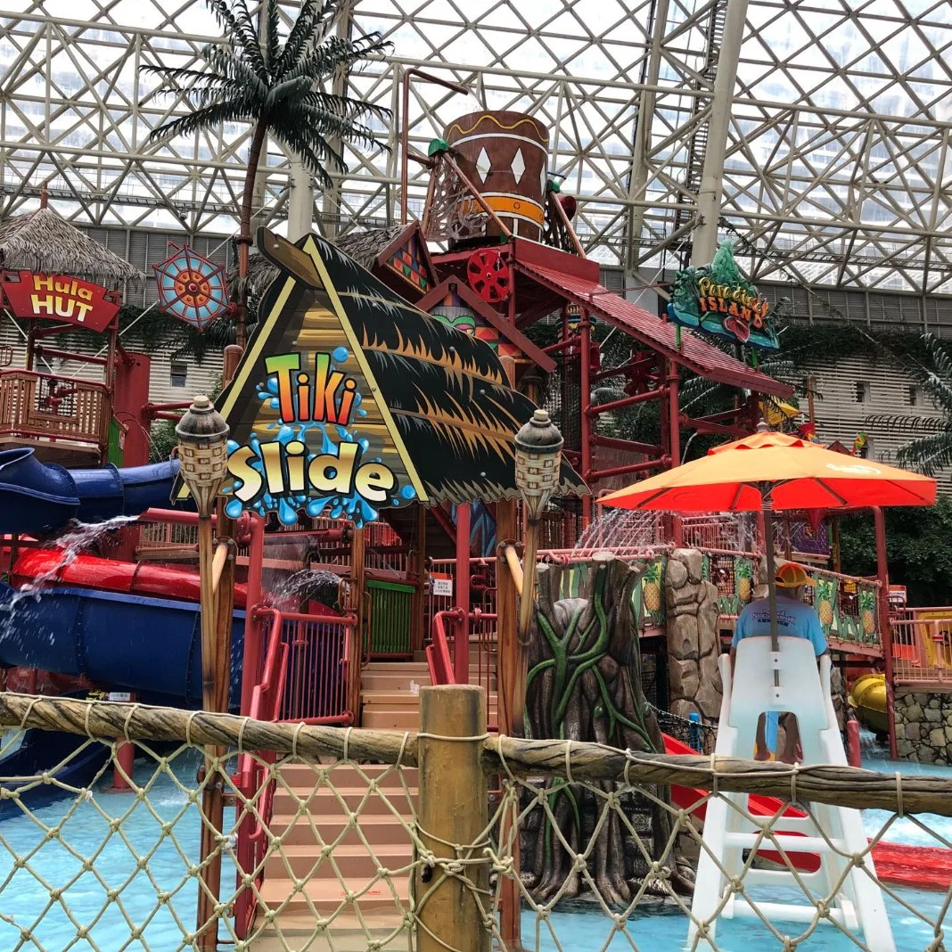 Équipement de parc aquatique commercial Toboggan en fibre de verre Piscine d'eau Maison d'eau pour enfants et adultes.