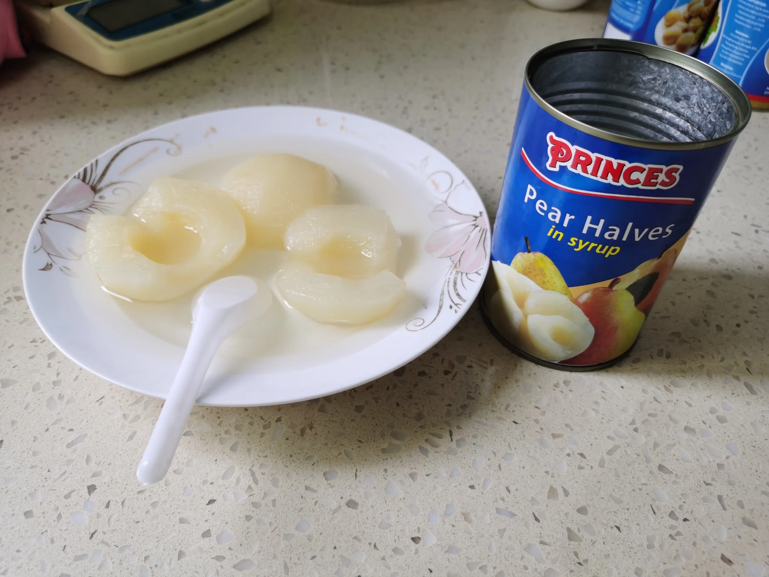 As conservas de peras metade/Rectículos/Auxiliar em calda ou em veículos pesados de calda em latas de pacote ou copo de vidro de embalagem Sabor fresco com neve de cor branca