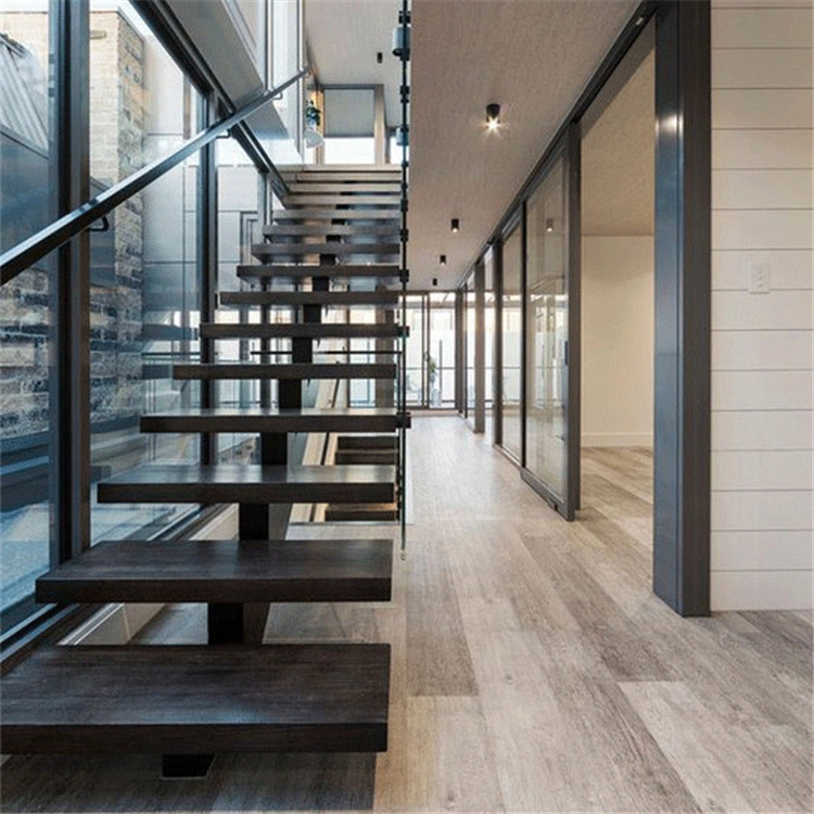 En el interior de diseño escaleras rectas de madera de madera maciza pasos