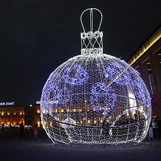 Decoración de Navidad personalizada con arco de bolas gigantes para decoración de centro comercial