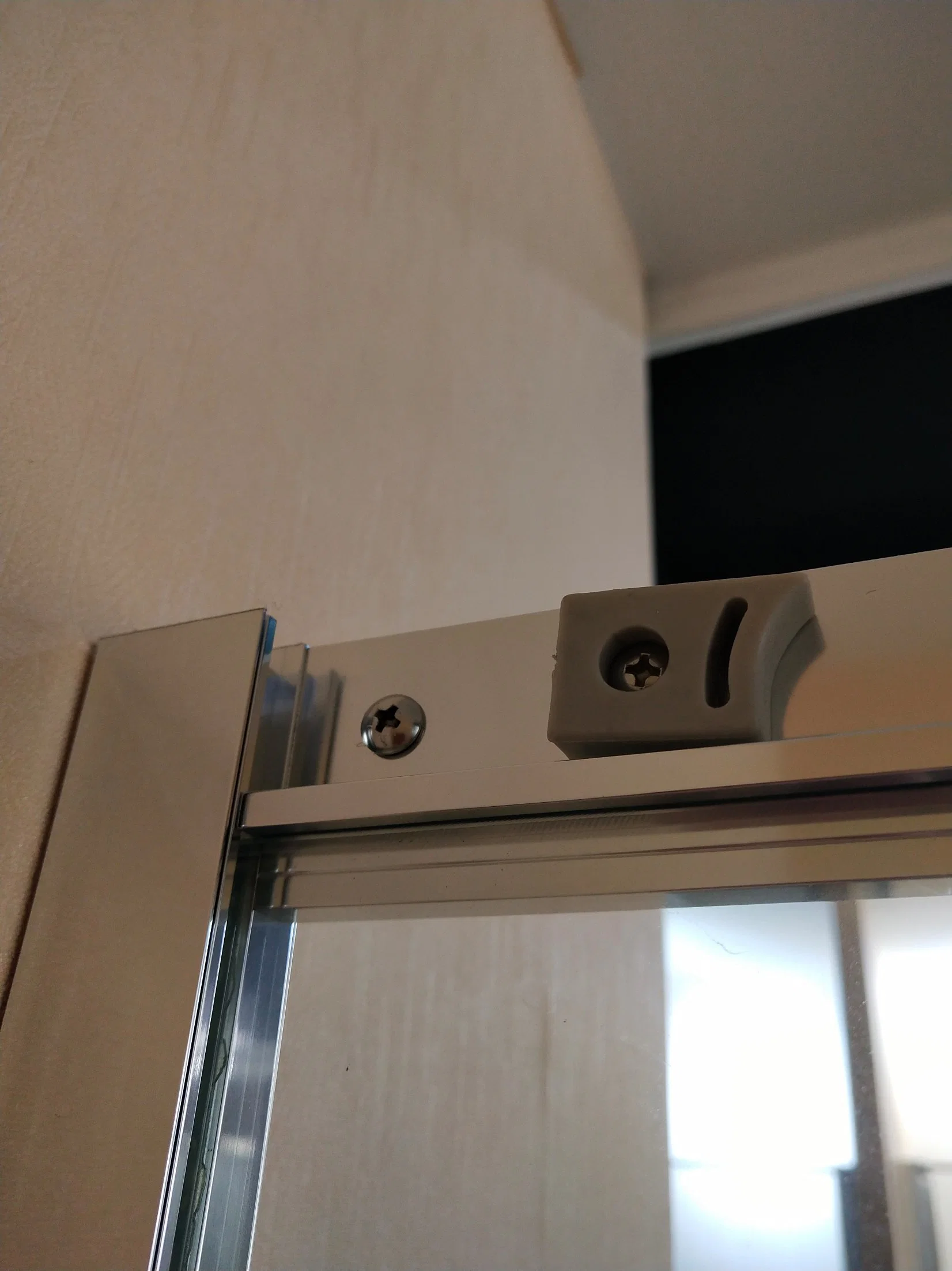Perfil de aluminio para cabina de ducha con mango de plástico cromado