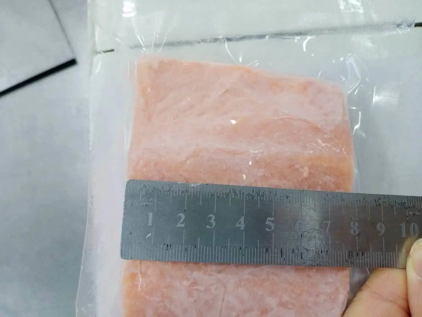 Porción de salmón coho congelado, piel encendida