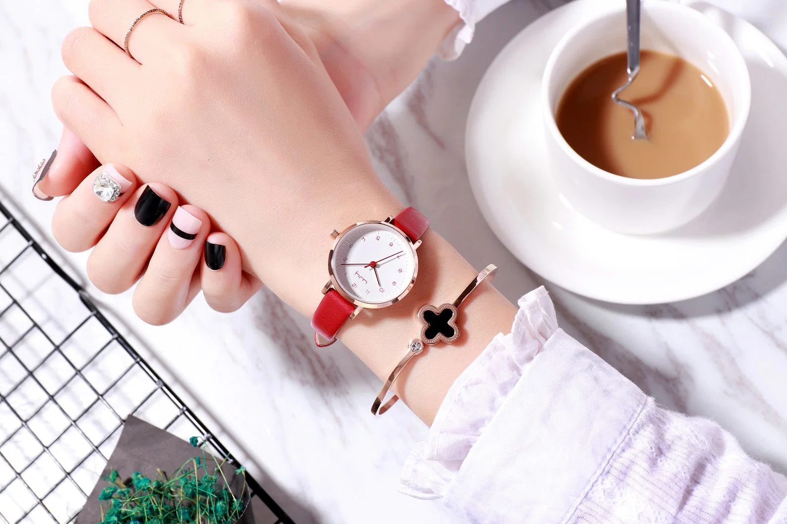 Fashion Clock Wholesale/Supplier Leather Strap Quartz Ladies Wrist Watch Wy-163