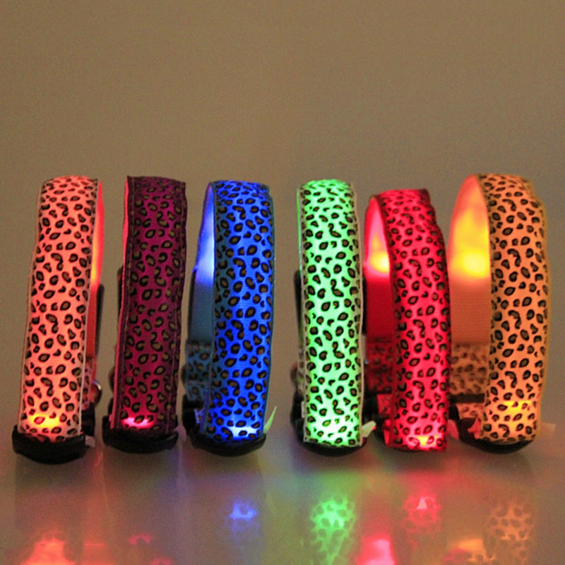 Collar de perro leopardo ajustable de iluminación LED brillan en la oscuridad Gato Collar de Seguridad de Productos para mascotas