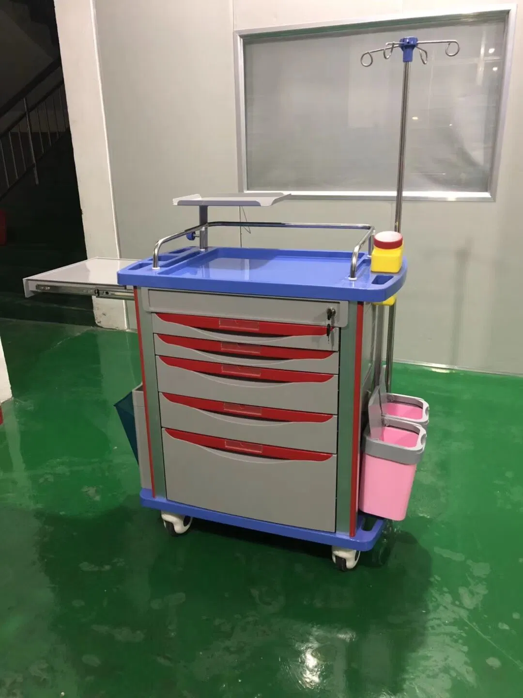 Mobilier hospitalier Chariot d'anesthésie en plastique ABS pour médicaments et traitement d'urgence.