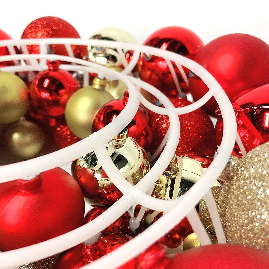 33cm Couronne de boules de Noël rouge avec base en plastique Décoration suspendue pour porte d'entrée Décoration de fête de Noël Xmas