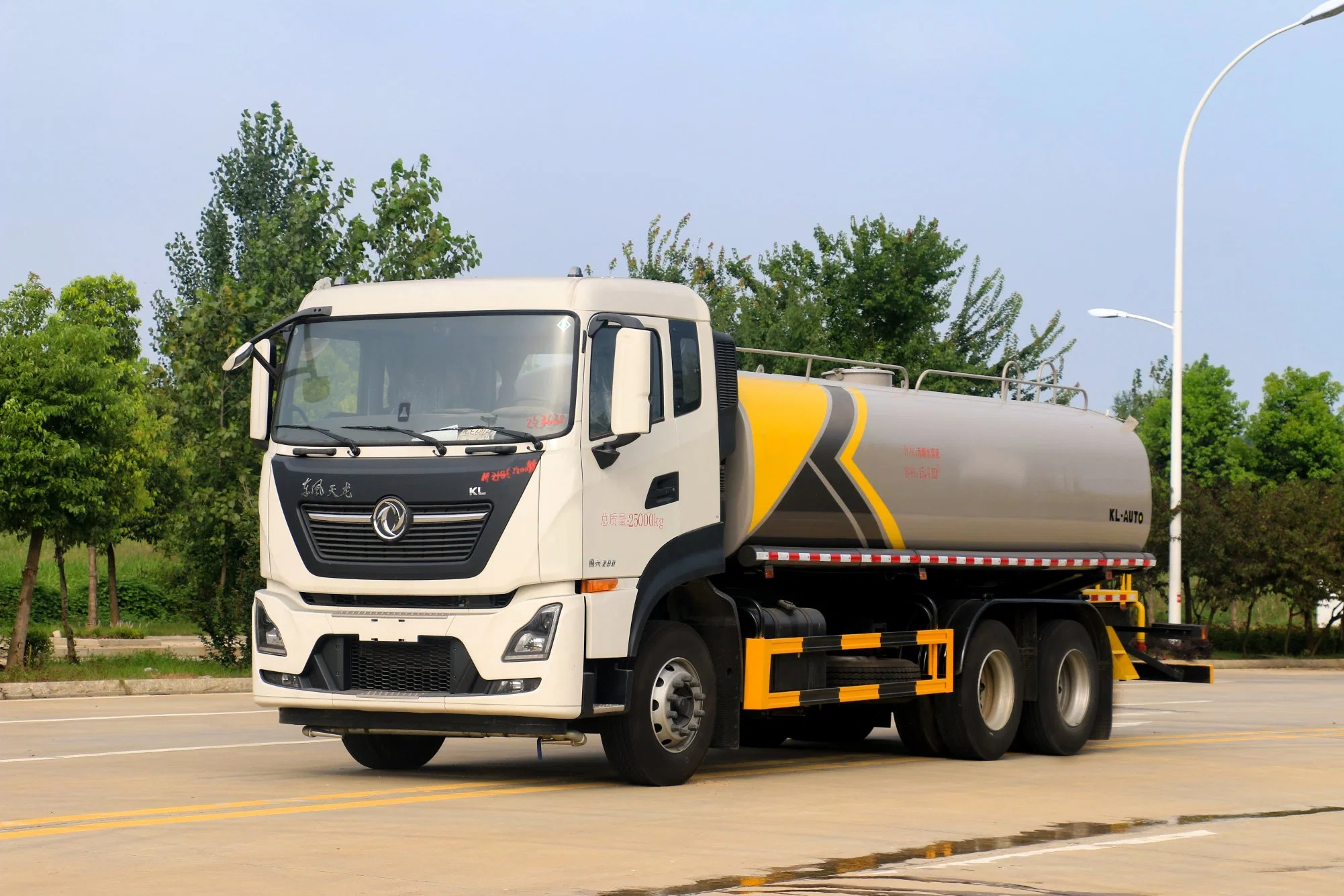 Dongfeng 6X4 Heavy Duty 18000 Liters Cummins Sanitation Road Street Water Bowser Truck Garden Sprinkler Drinking Water Transport Truck