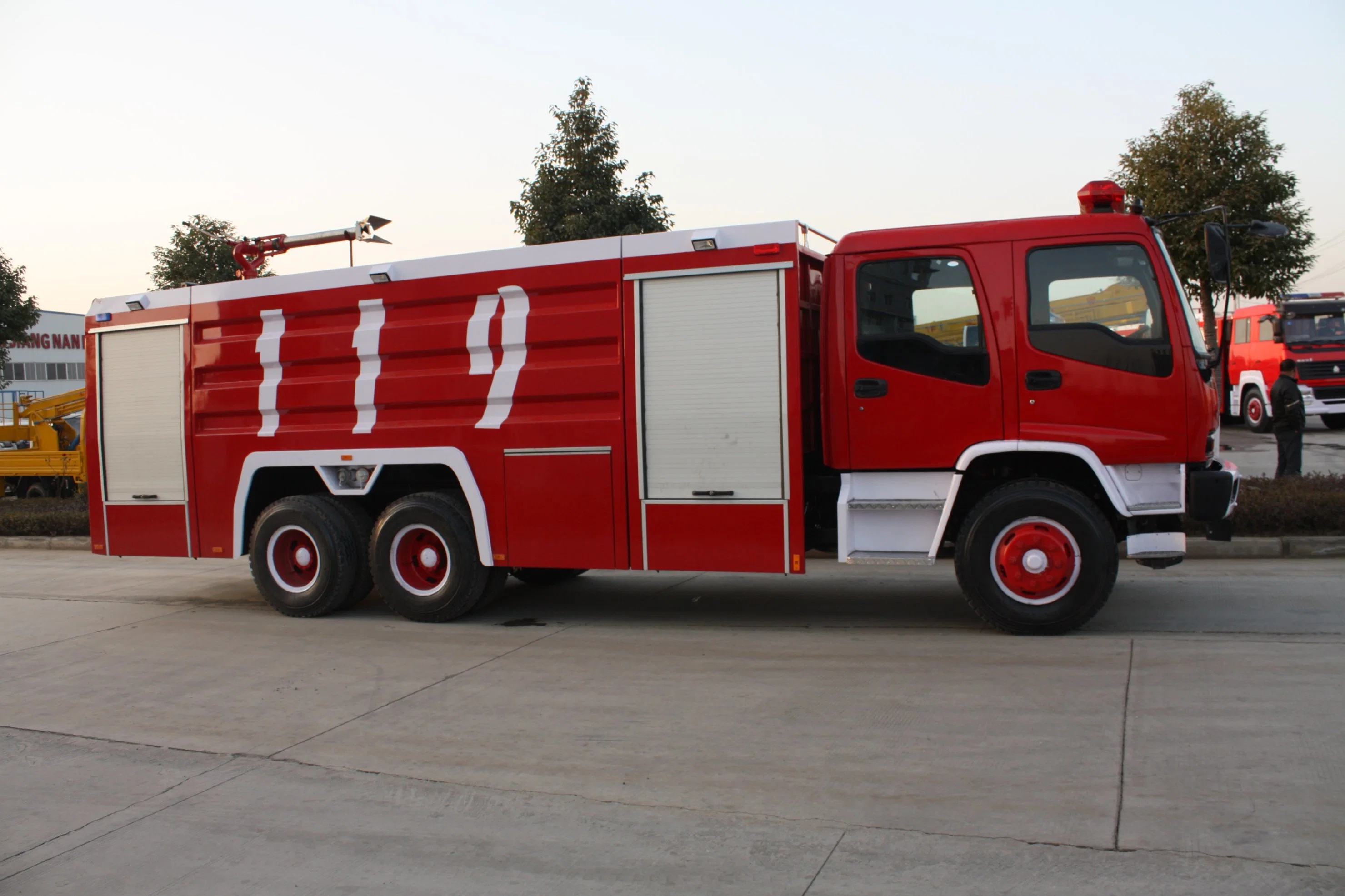 Factory Direct Sale 1suzu 16000L Water Foam Powder Fire Truck