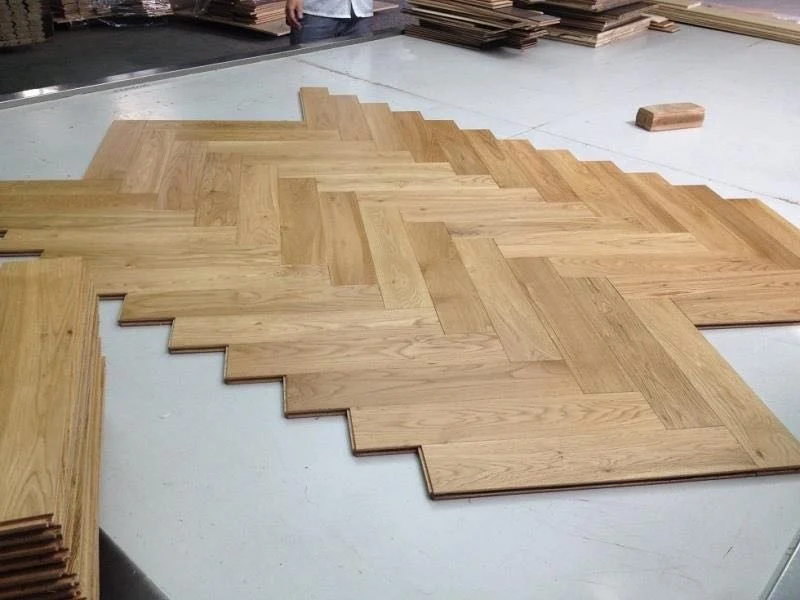 Madera de roble Piso Espina de roble europeo Chevron ha diseñado el suelo de madera Parquet espina de pez en el suelo