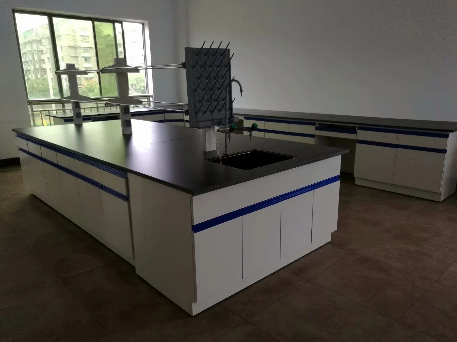 Guangzhou Max Laboratory Table Lab Furniture Factory Moisture Proof Compact Resistance Lab Furniture with Reagent Shelving