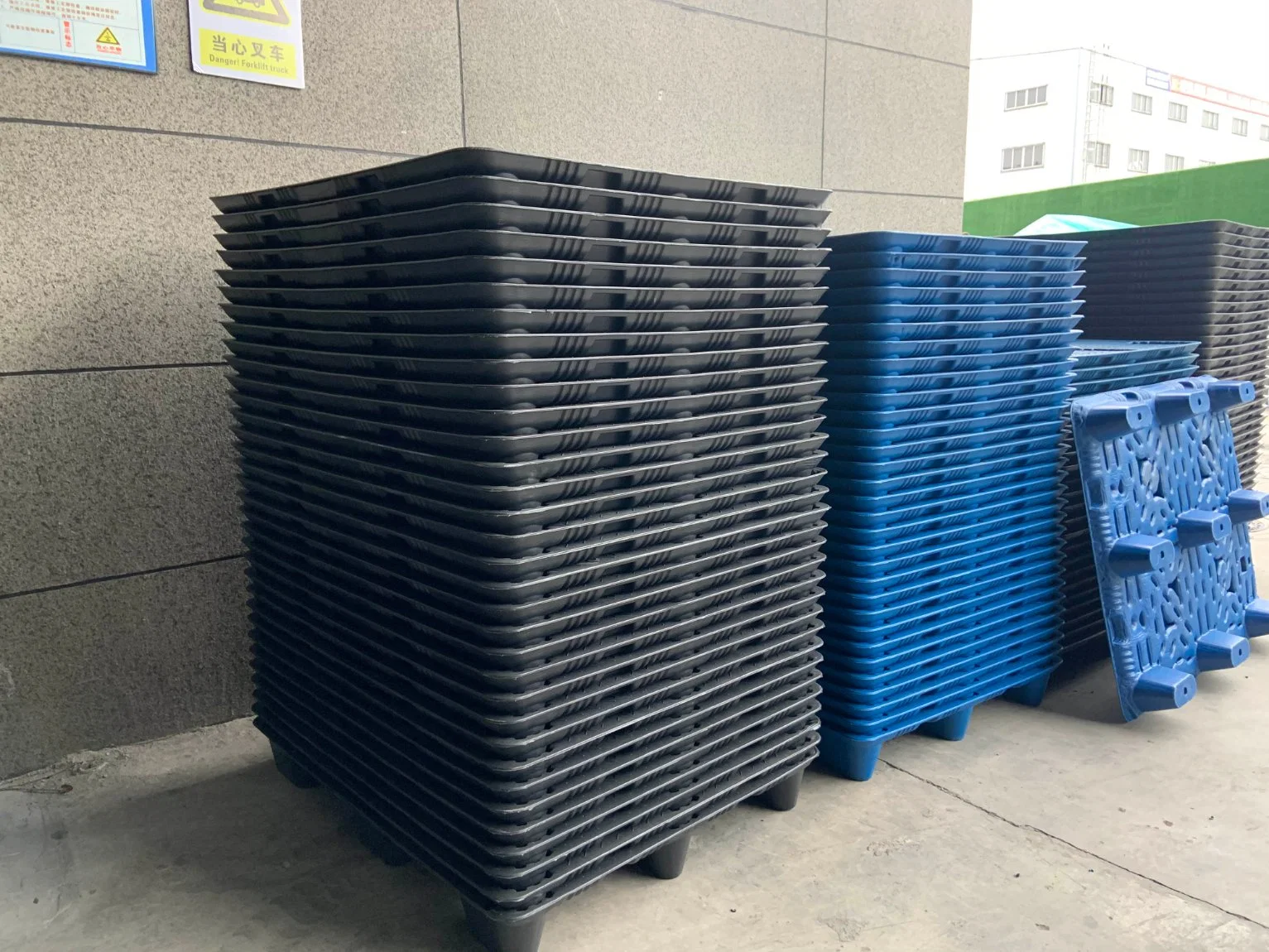 7.5kg Lightweight Pallet Blue/Black Reinforced Plastic Pallet