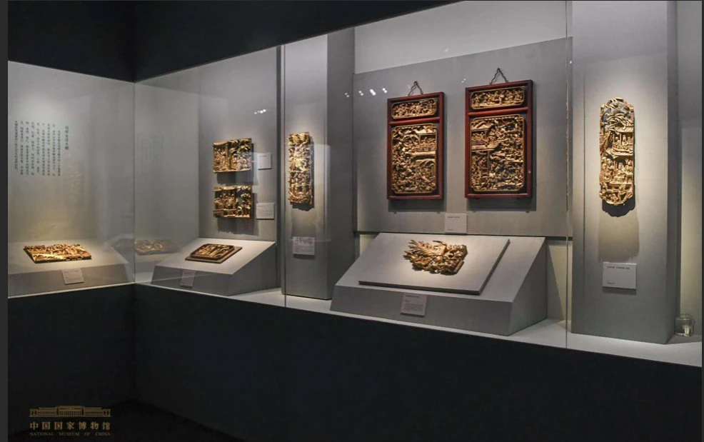 Pantalla arte Essentials y Museo de la Vitrina caballetes China