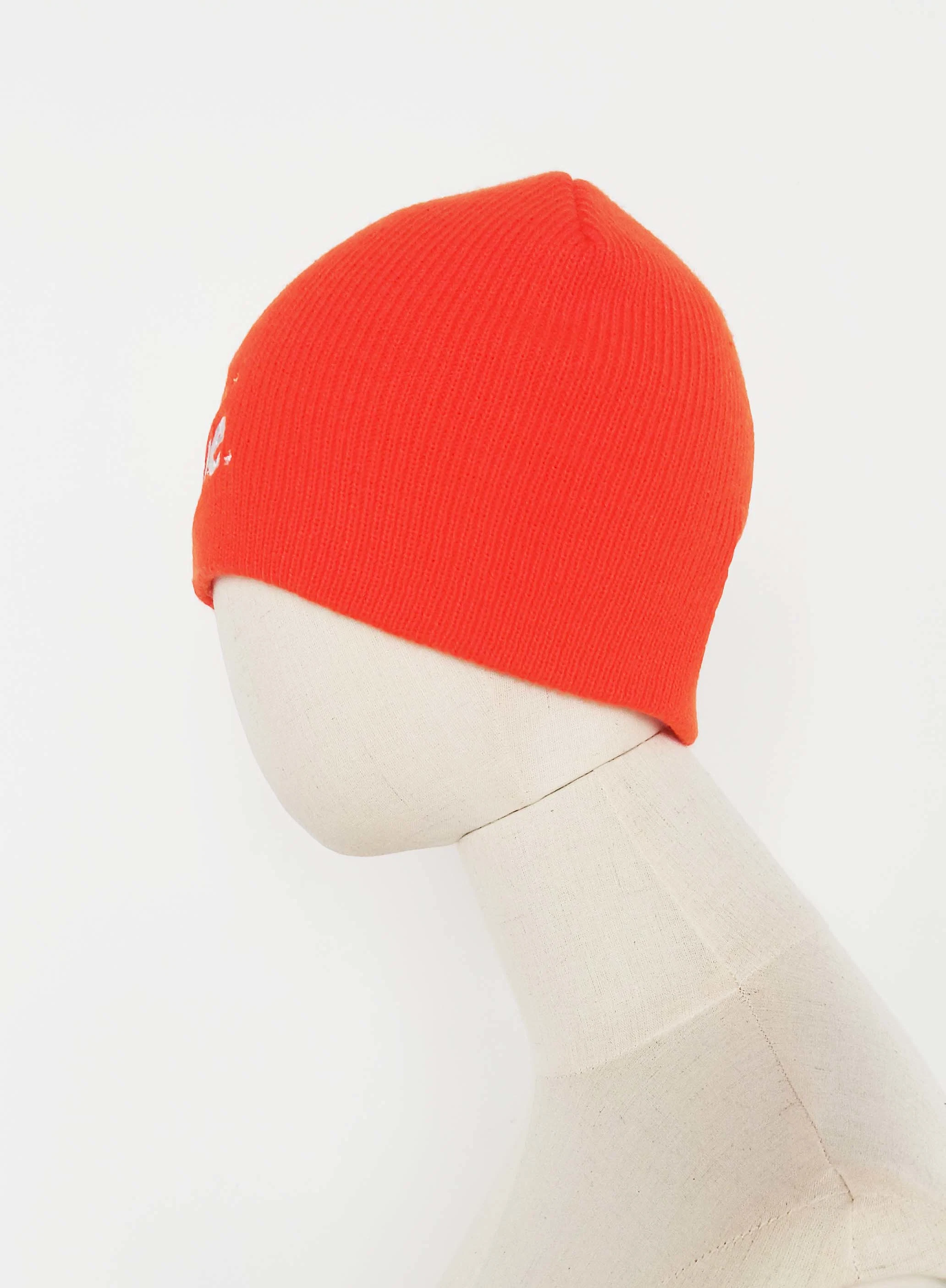 Gorro de punto liso rojo con bordado con diseño de colores otoñales para hombre