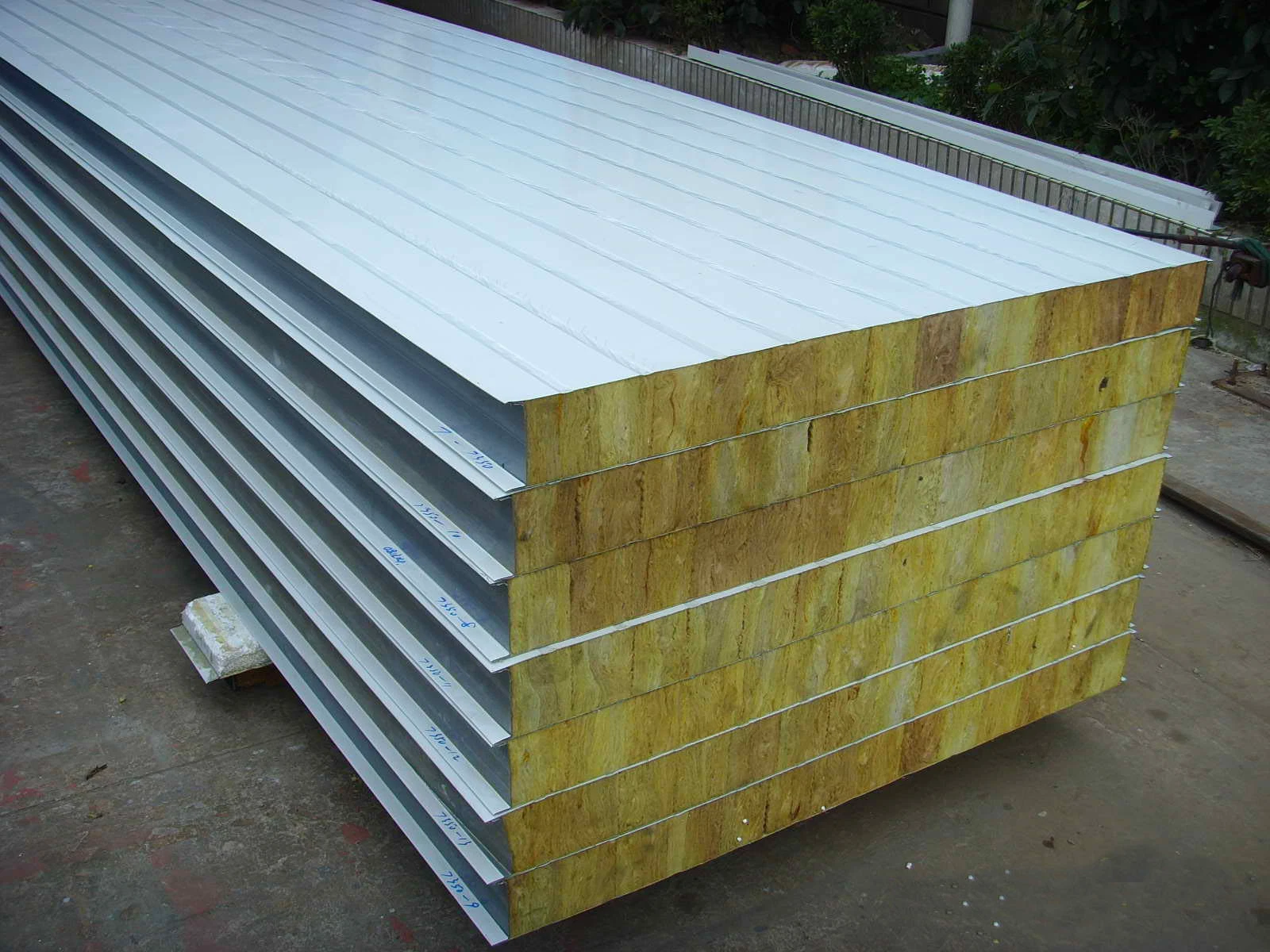 Metal Surface Color Corrugated Sandwich Panel Steel Sheet for Wall/Roof