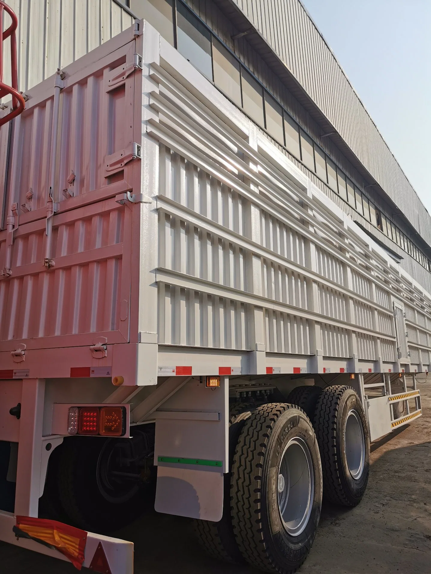 Van Semi-Trailer fabricado en China productos de venta directa de fábrica son baratos y el uso de la suspensión de aire