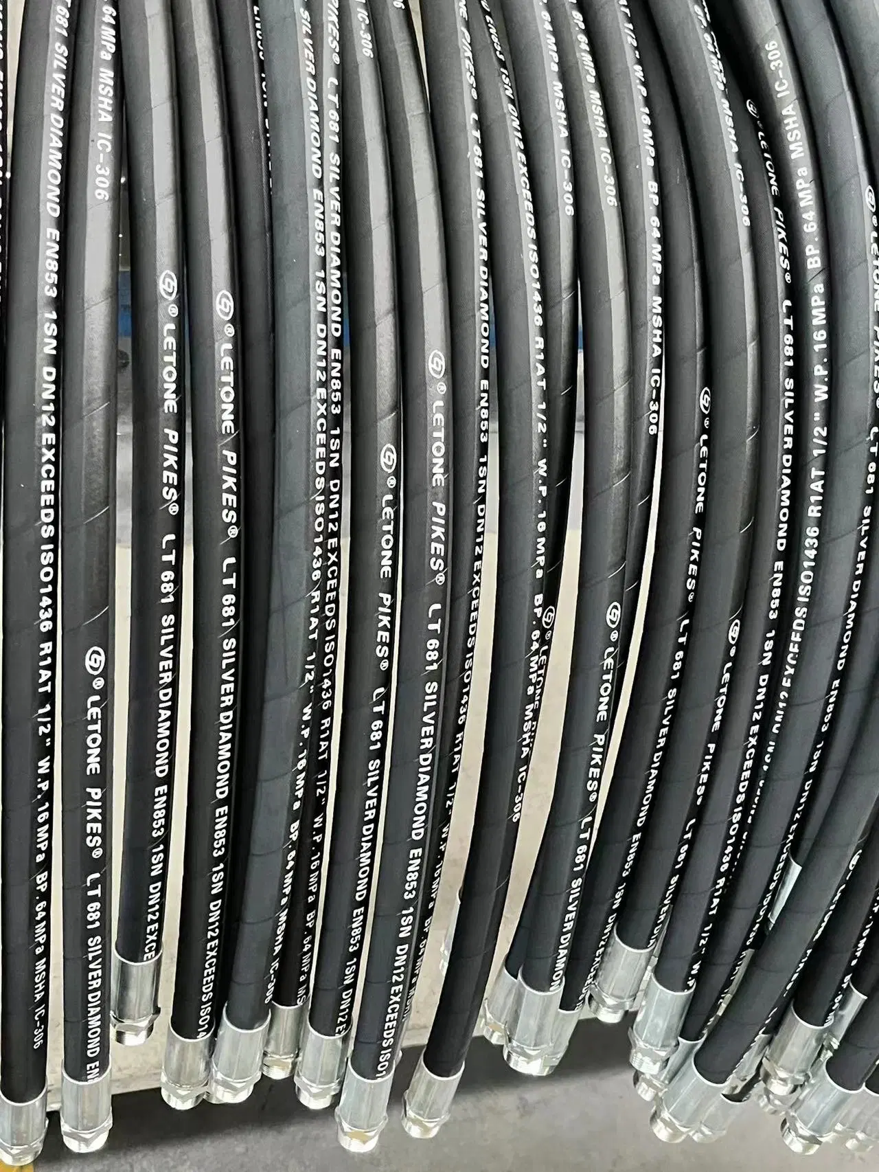 En857 Sc Black Hydraulic Rubber Hose Hydraulic Hose Fittings Wholesale/Supplier 1/2 Inch Hydraulic Hose 10000 Psi Hydraulic Hose Industrial Hose & Hydraulics