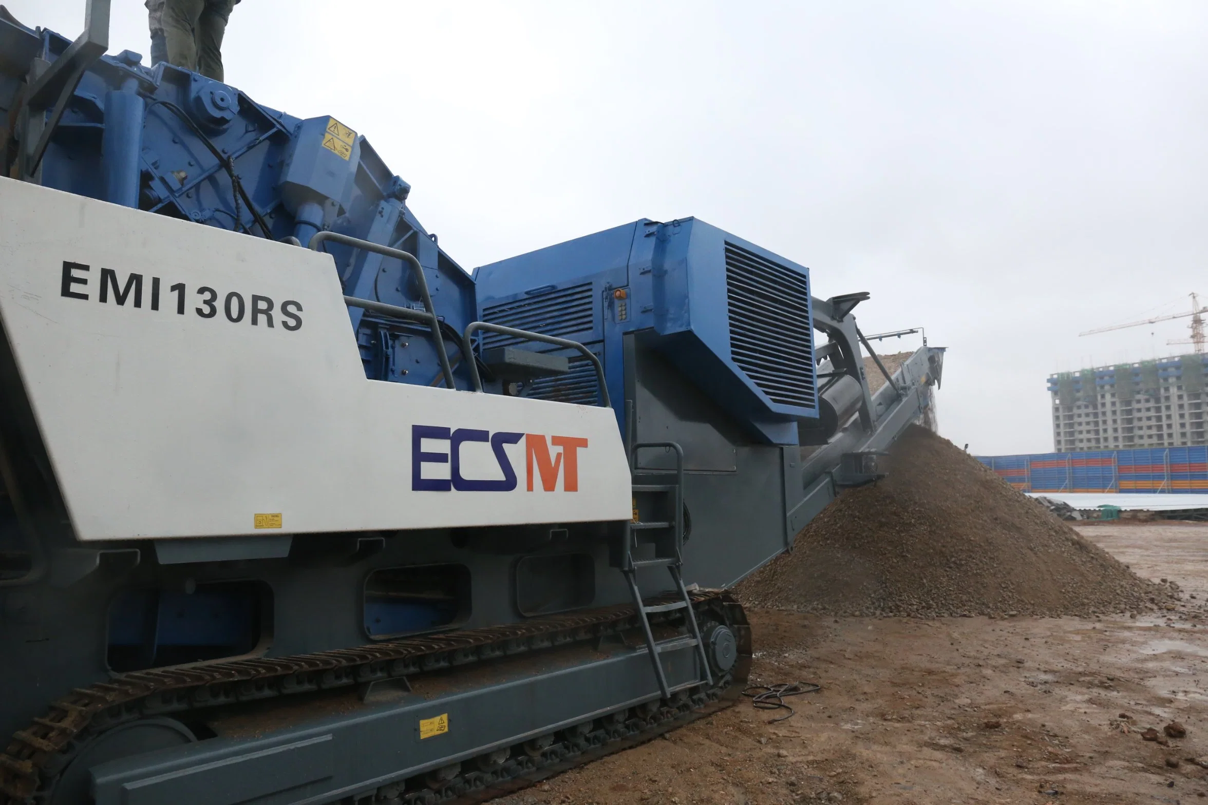 Em1130 Crawler Mobile Building Aggregate Hydraulic Mining Stone Rock Limestone Impact Crushing Machine