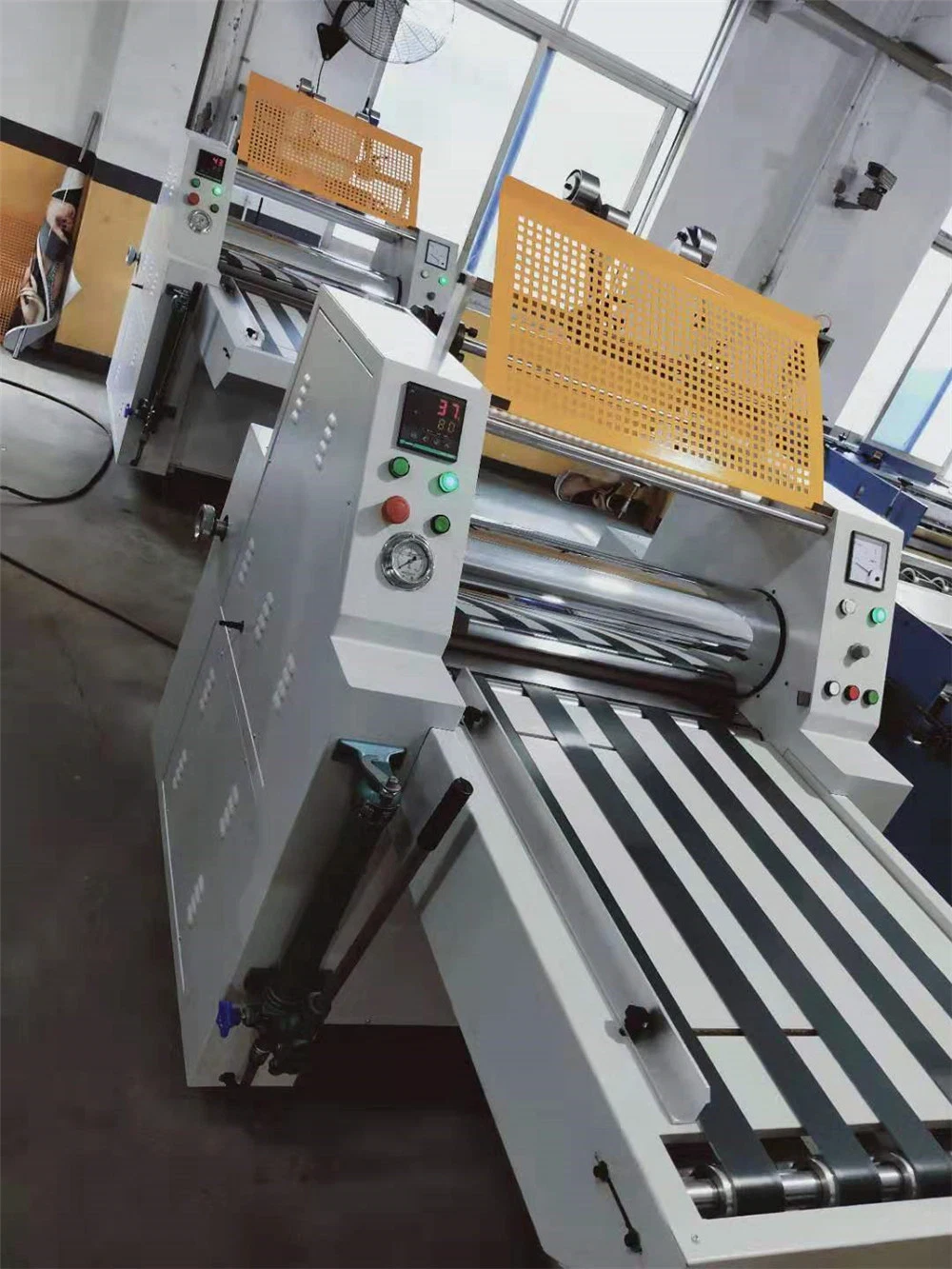 Laminage manuel de film plastique BOPP thermique haute vitesse en rouleau chaud Machine