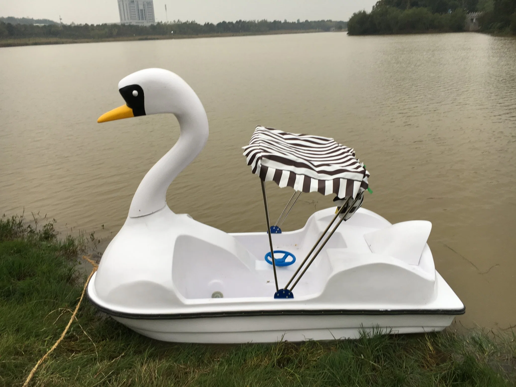 Los precios de fábrica de fibra de vidrio de Swan botes a pedal para la familia de atracciones de agua