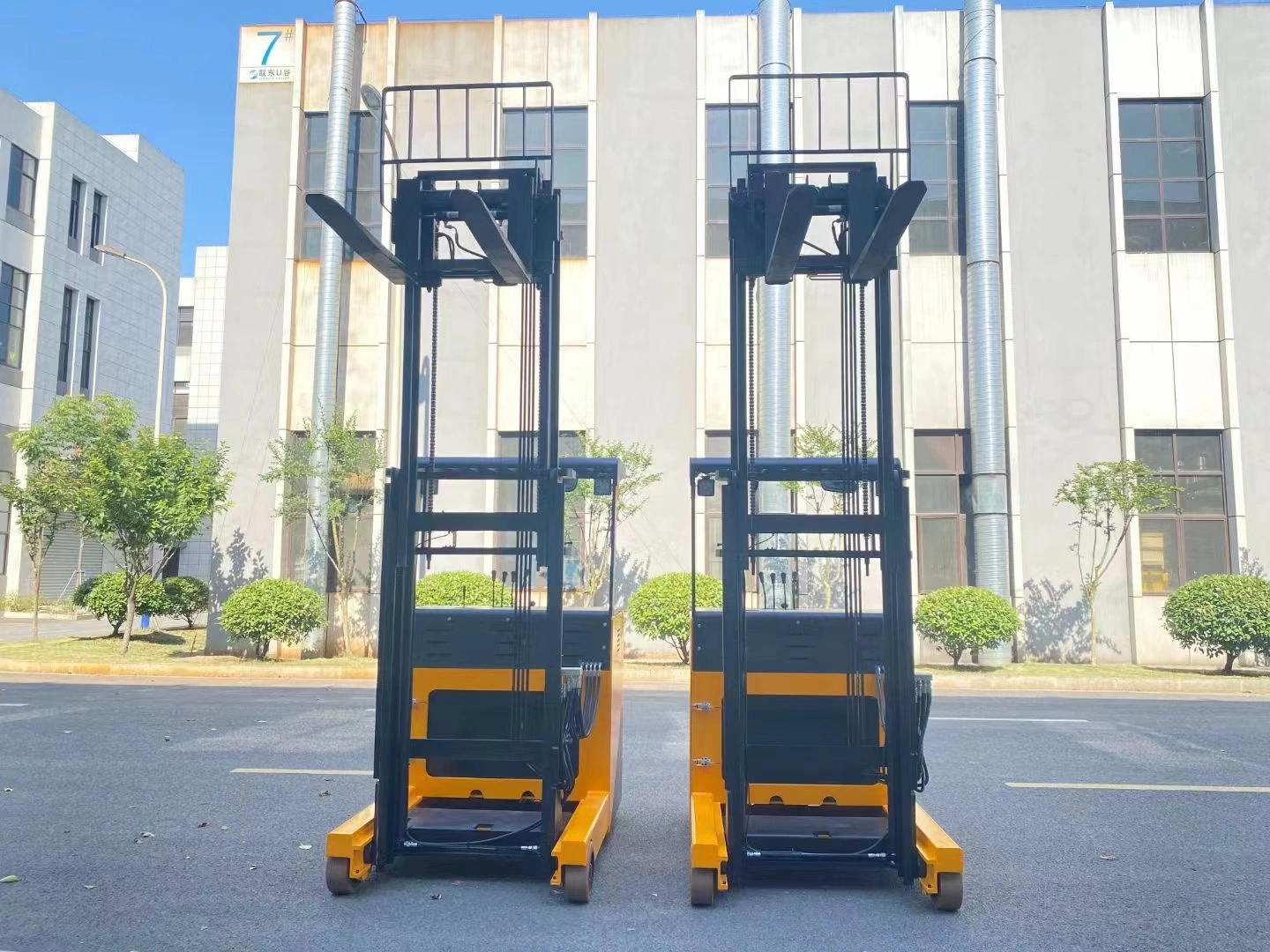 Standing Type 2ton Electric Reach Truck with High Lifting 4m Warehouse Narrow Aisle Battery Stacker 2000kg Electric Reach Forklift 3 Stage Mast