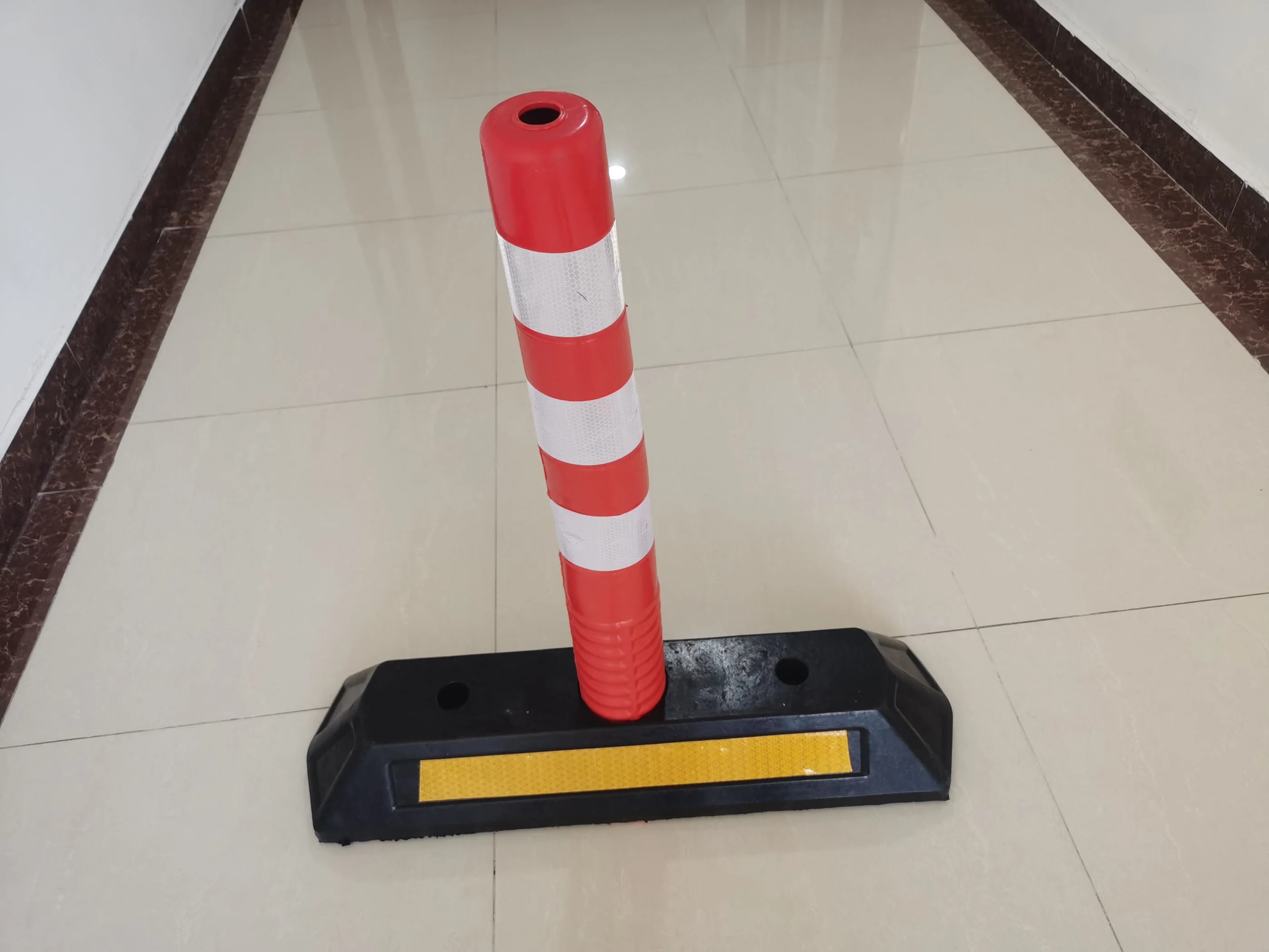 18 Years Supplier Traffic Safety 75cm PU+Balck Base Lane Separator