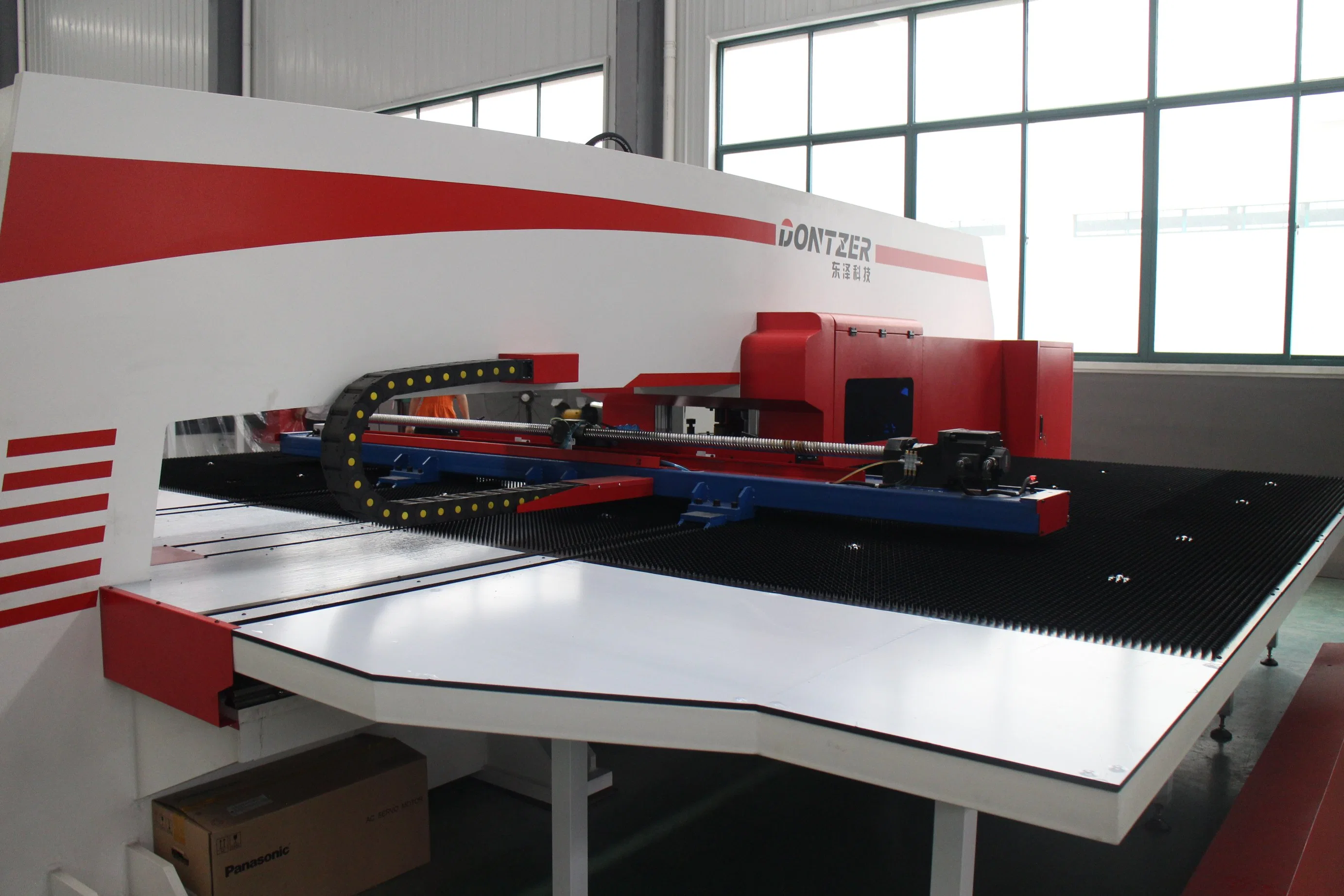 40 Tons, 5 Axes, 6*8 Feet, Iron Steel Plate Panel Servo Punch Cutting Machine Tool, CNC Drilling for Blind, Shutters, Shades