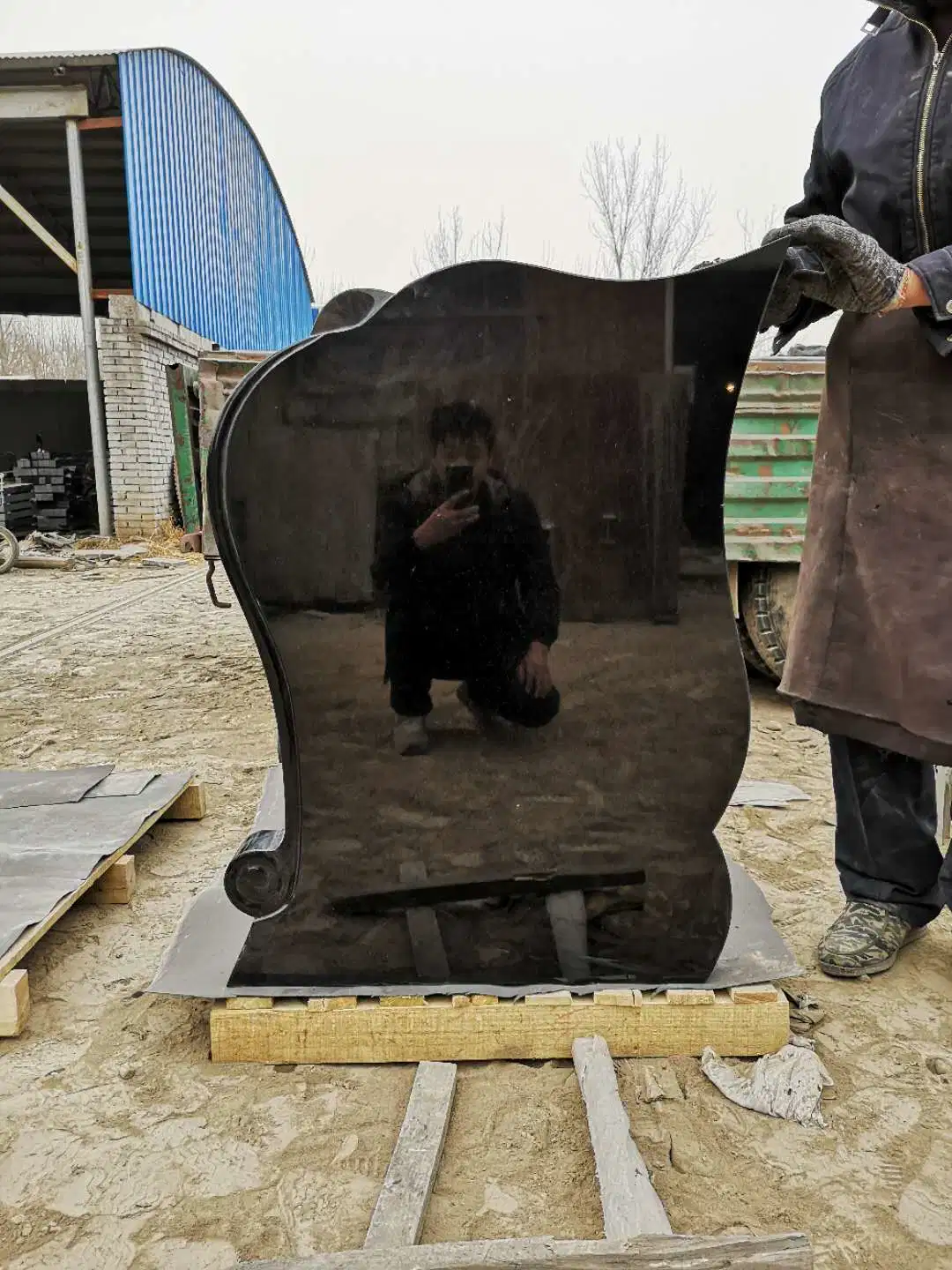 China Tombstone Manufacturer Russian Style Absolute Black Granite Monuments