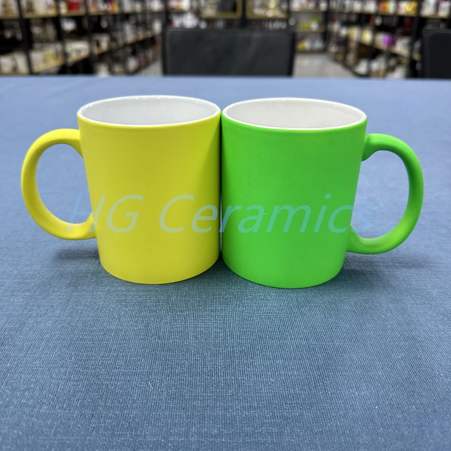 Precio de fábrica Fluorescent Sublimation Neon Color Mango tazas de café para Promoción Regalo