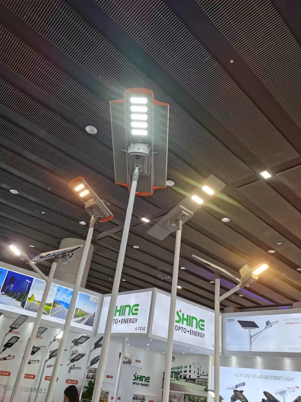 Éclairage public alimenté par l'énergie solaire tout-en-un de 30W à 200W, IP66, intégré à une lumière LED, projecteur de jardin routier avec détecteur de mouvement.