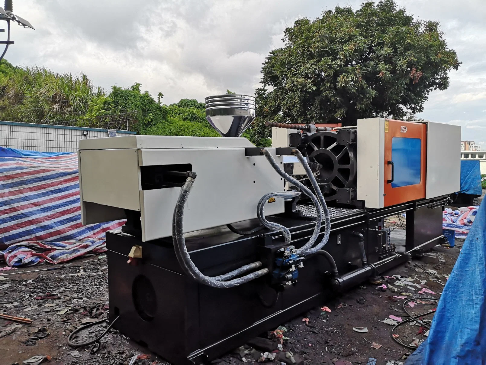 Utilisé pour la fabrication de machines en plastique, Zhenxiong Jm268 est une ancienne machine de moulage par injection de tonnes.