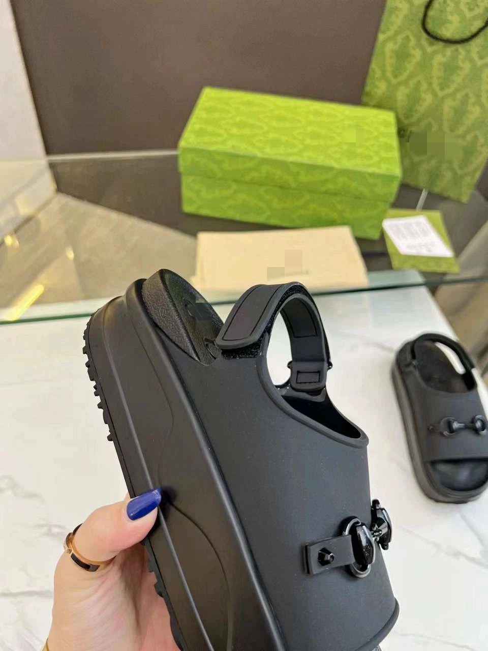 Preto Cor de alta qualidade Luxury Replica Poplur novo estilo para mulher Sapatilhas confortáveis