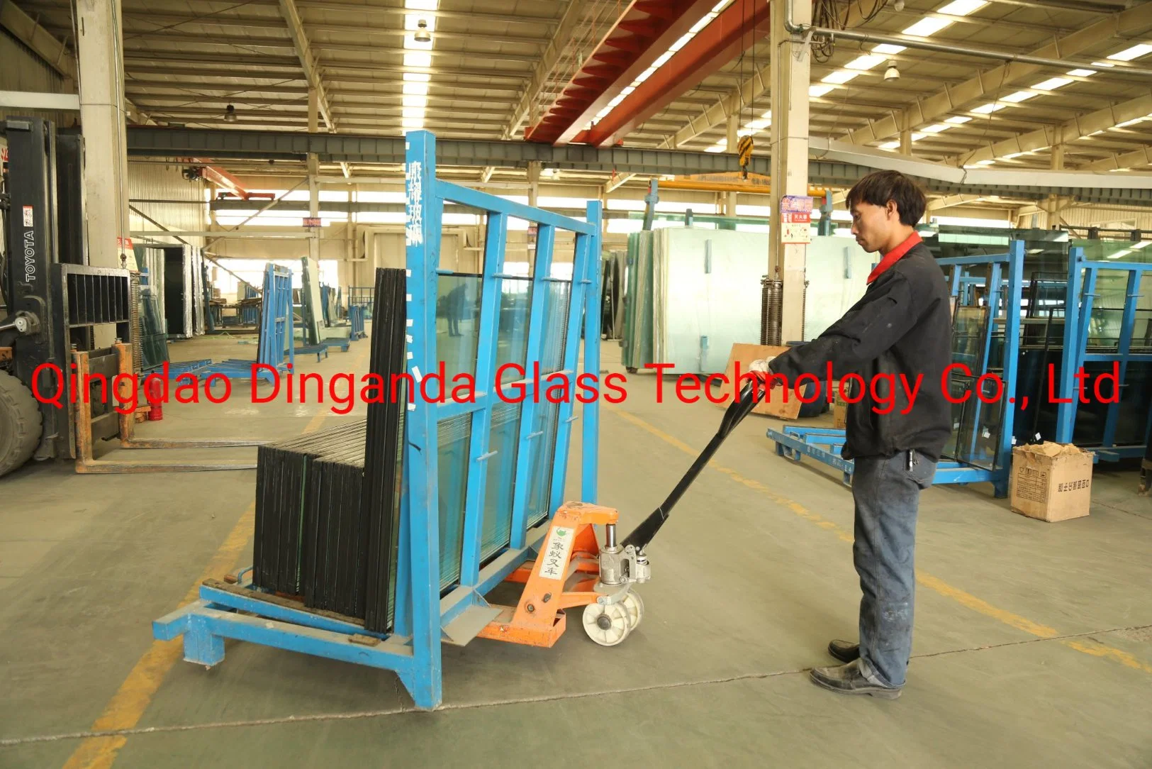 Estanterías de vidrio bastidor metálico en forma de L Tratamiento superficial de Revestimiento en polvo con 4 toneladas de capacidad de carga Diseños personalizados