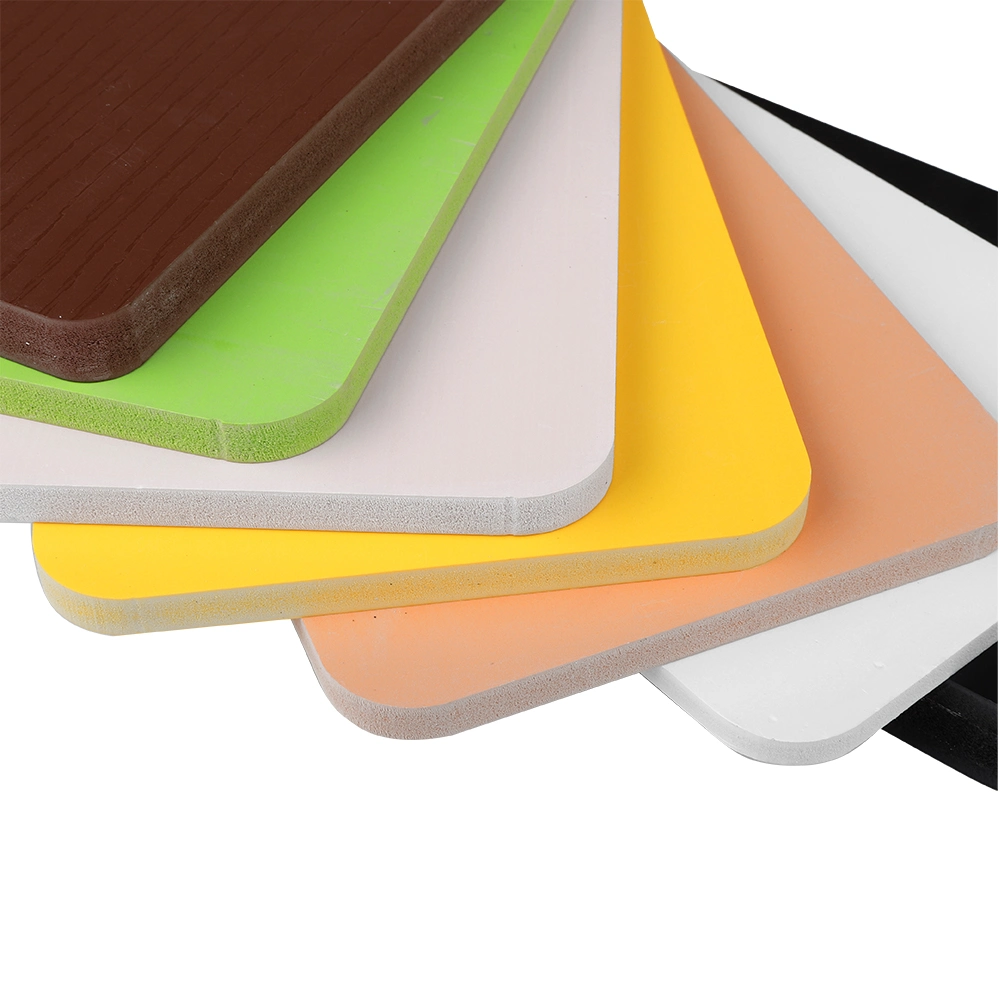 Feuille de plastique dur PVC / panneau de mousse en composite bois-plastique / feuille pour la cuisine Armoires de salle de bains panneau mural au sol plafond