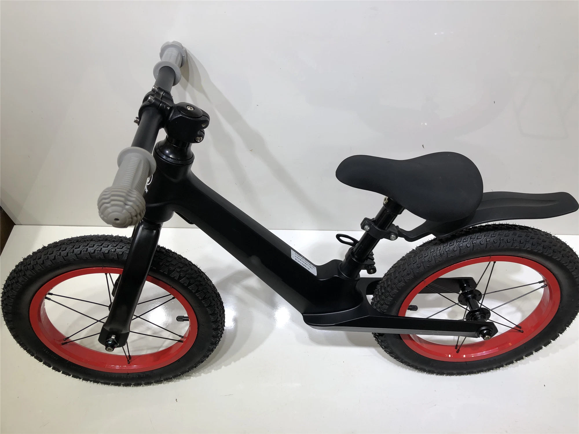 Vélo d'équilibre pour enfants en alliage de magnésium de 14 pouces / Vélo pour bébé disponible sans pédale En71.