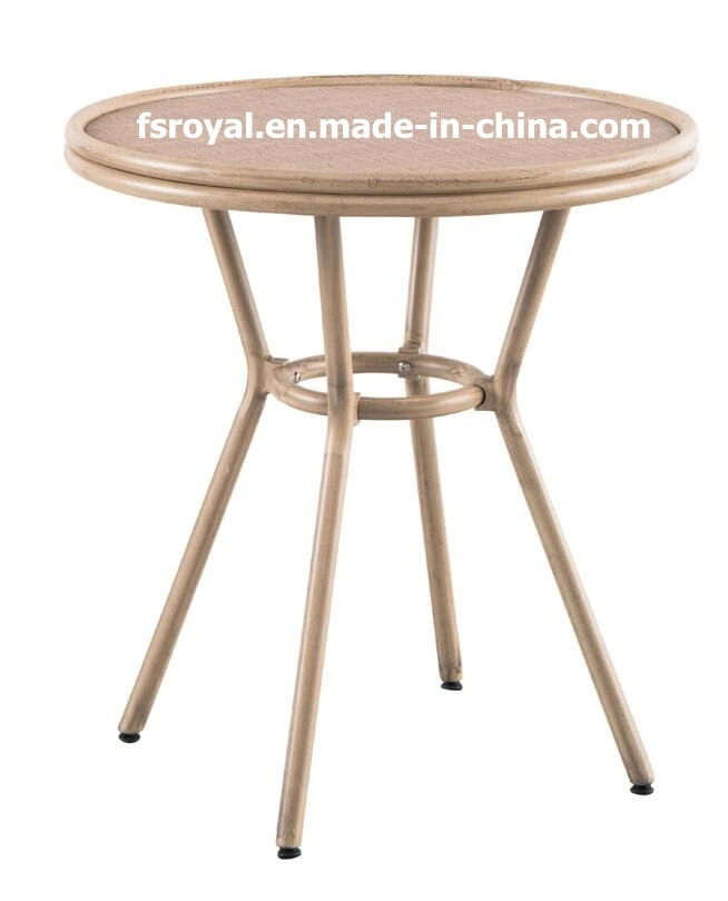 Silla y mesa de mimbre de ratán con aspecto de bambú para café al estilo francés. Muebles modernos de comedor para exteriores en jardines, restaurantes y patios.