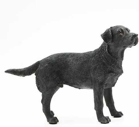 Figura do cão Labrador em pé preto