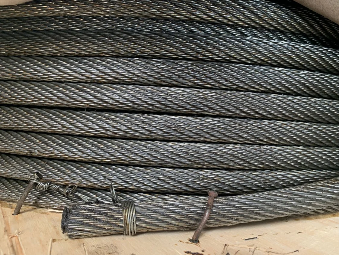 La graisse jaune 19X7 18*7+Iws huile Ungalvanized Steel Wire Rope prix d'usine les câbles de fer en acier au carbone