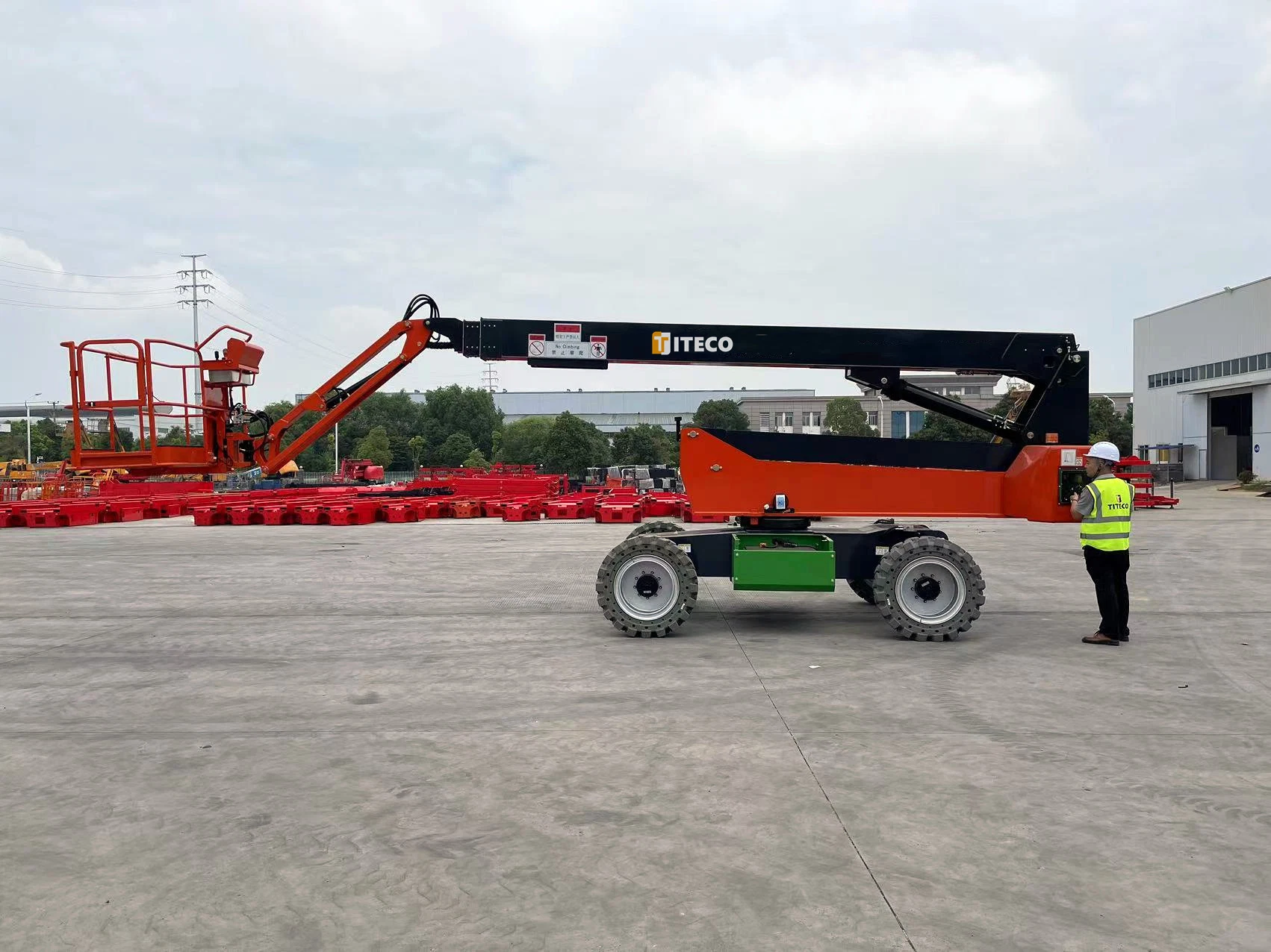 Elevação da lança do braço de elevação da lança telescópica hidráulica auto-motriz Plataforma móvel de trabalho com antena móvel Cherry Picker com elevação de lança reta Elevação da lança telescópica