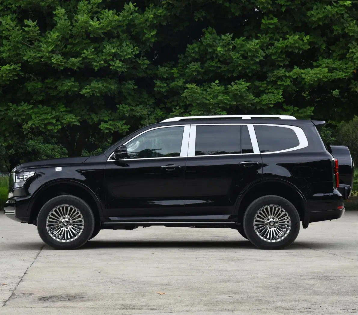 Tank 500 Hi4-T Four-Wheel Drive Luxury Hybrid off-Road SUV