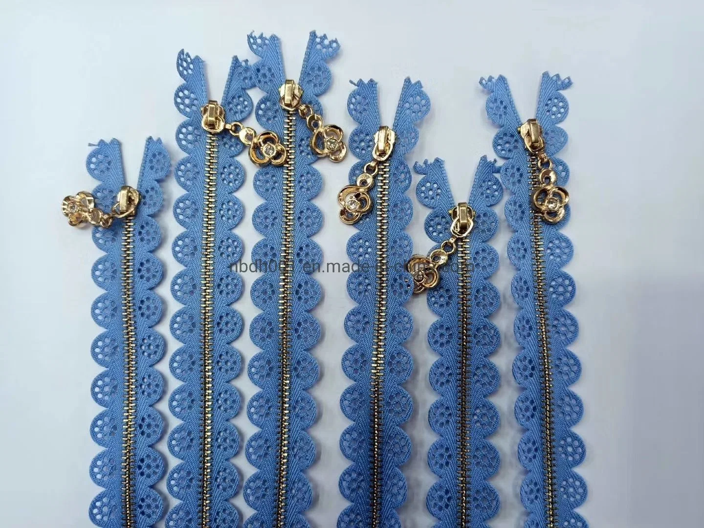 Wholesale/Supplier No. 3# Close End Brass Teeth Metal Lace Fabric Zipper for DIY and Dress