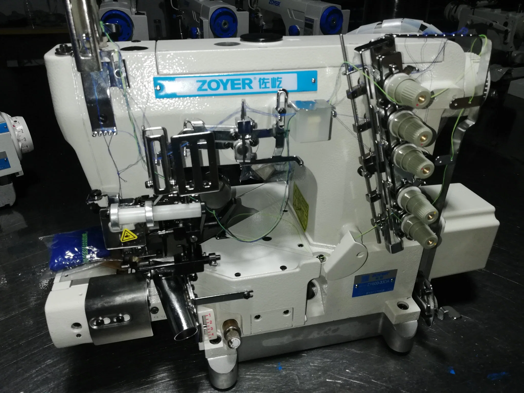 Zy600-33da Zoyer cama del cilindro de corte lateral derecho con la máquina de coser de bloqueo automático del controlador directo de barbero y dispositivo elástico