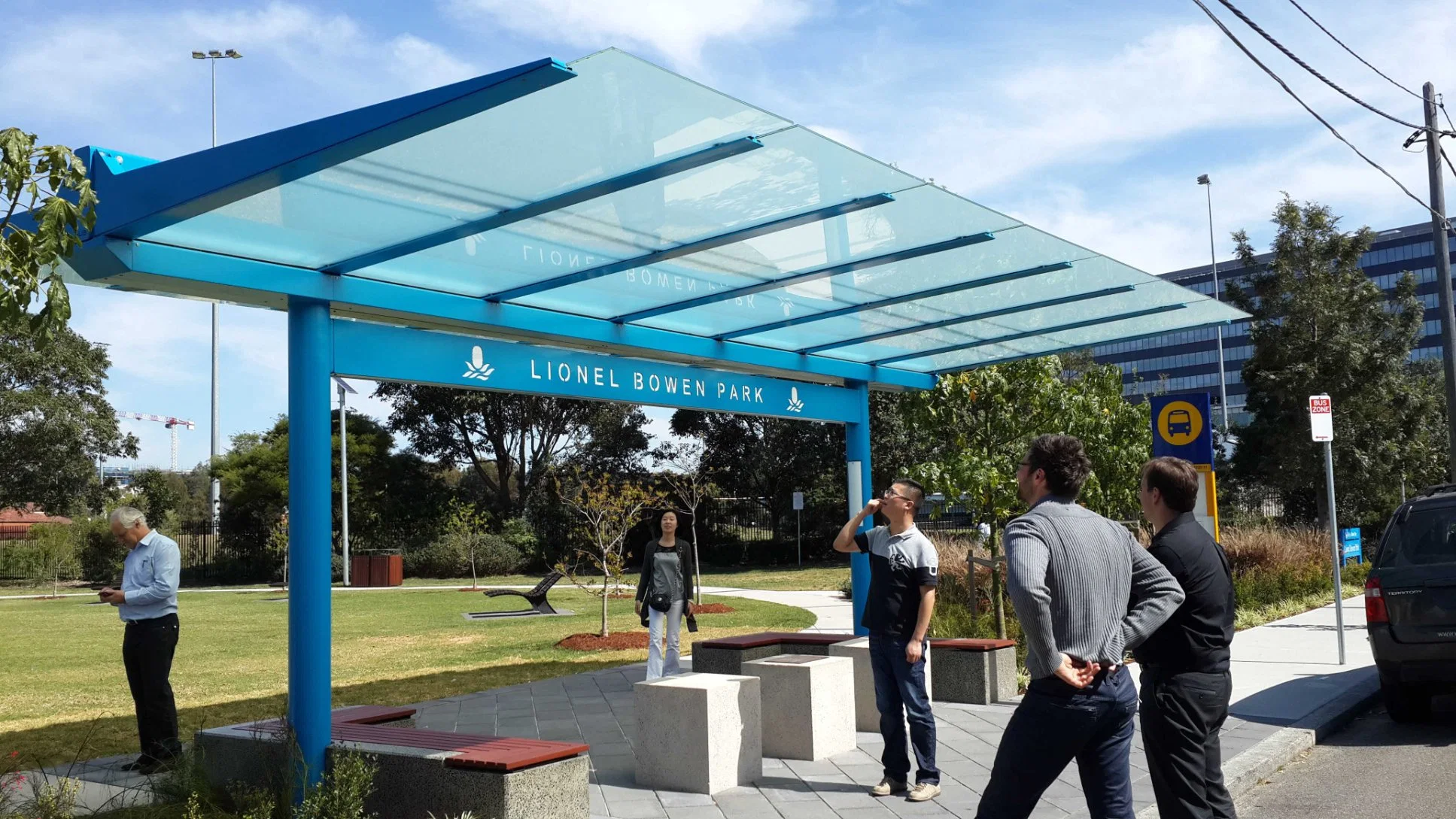 La parada de autobús de metal OEM de la vivienda de moderno diseño personalizado en el exterior de acero inoxidable de Bus de la ciudad de la vivienda