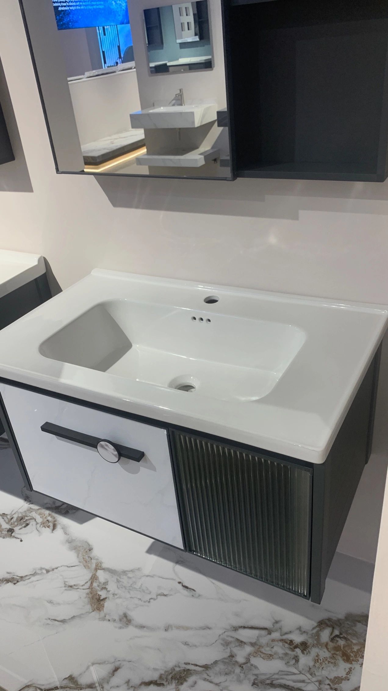 Moderne Aluminium-Badmöbel-Set LED Spiegel Holzschrank Wand Waschtisch mit Waschbeckenprodukt