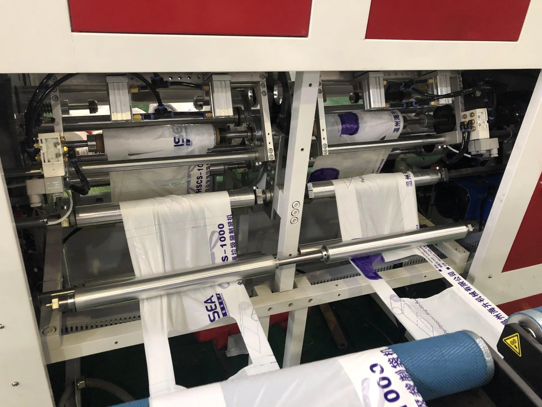 T-shirt embalagem em sacos de plástico do rolo de supermercado Sacola de Compras sacolas de supermercado no rolo fazendo a máquina com a fenda do reforço de fecho