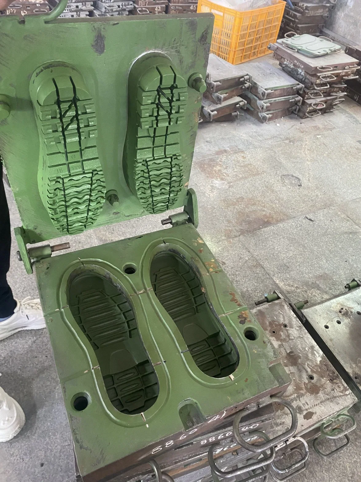 High Quality Made by Traditional Compression Rubber Shoe Sole Injection Mould