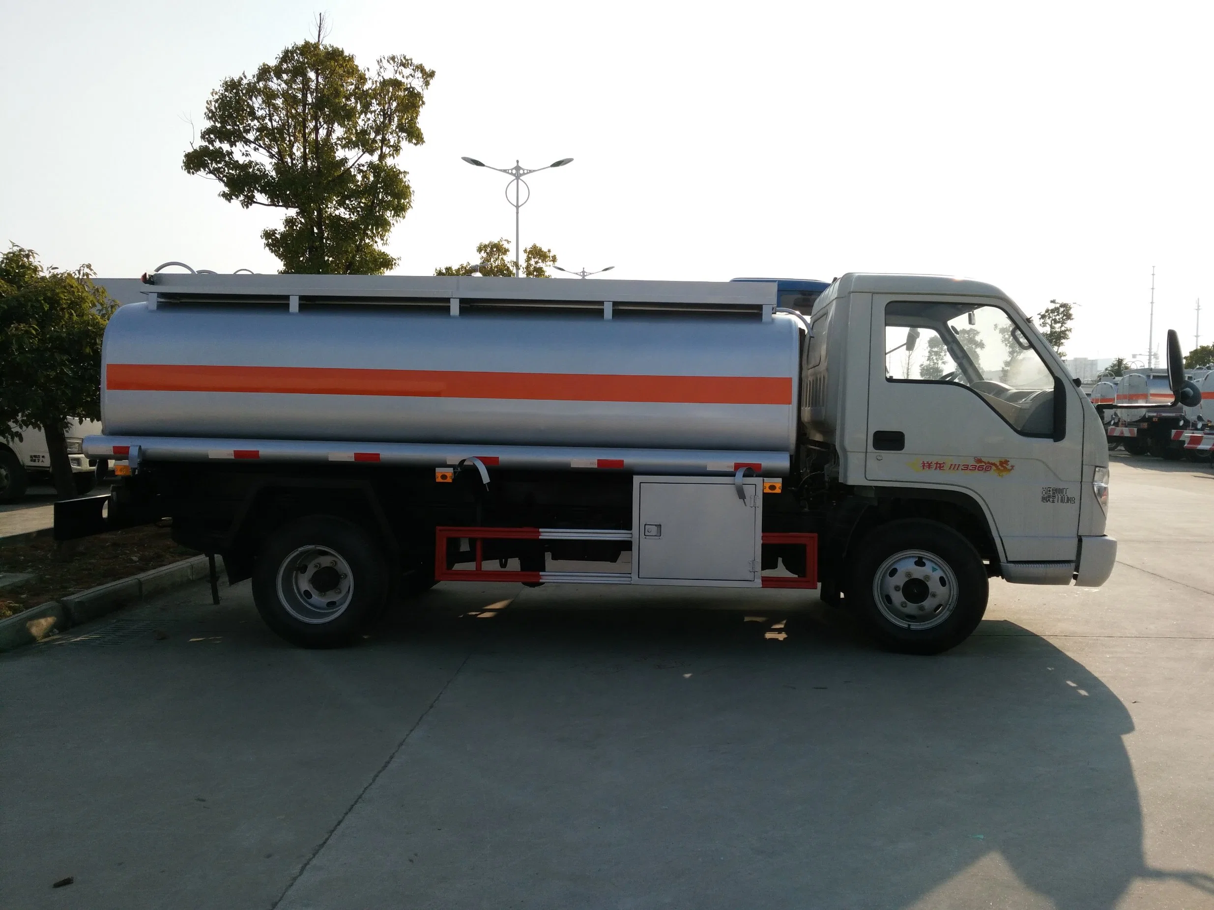 Times Xianglong 5000-6000 Liter Oil Tanker Miniature Oil Tanker Ms. Can Drive Oil Tanker Crude Oil Diesel Gasoline Transportation