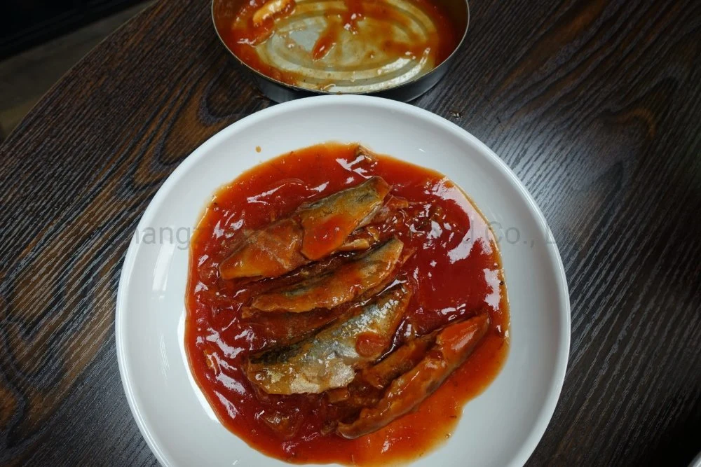 La fabricación de mariscos en conserva de pescado de estaño Oval Caballa en salsa de tomate 425g