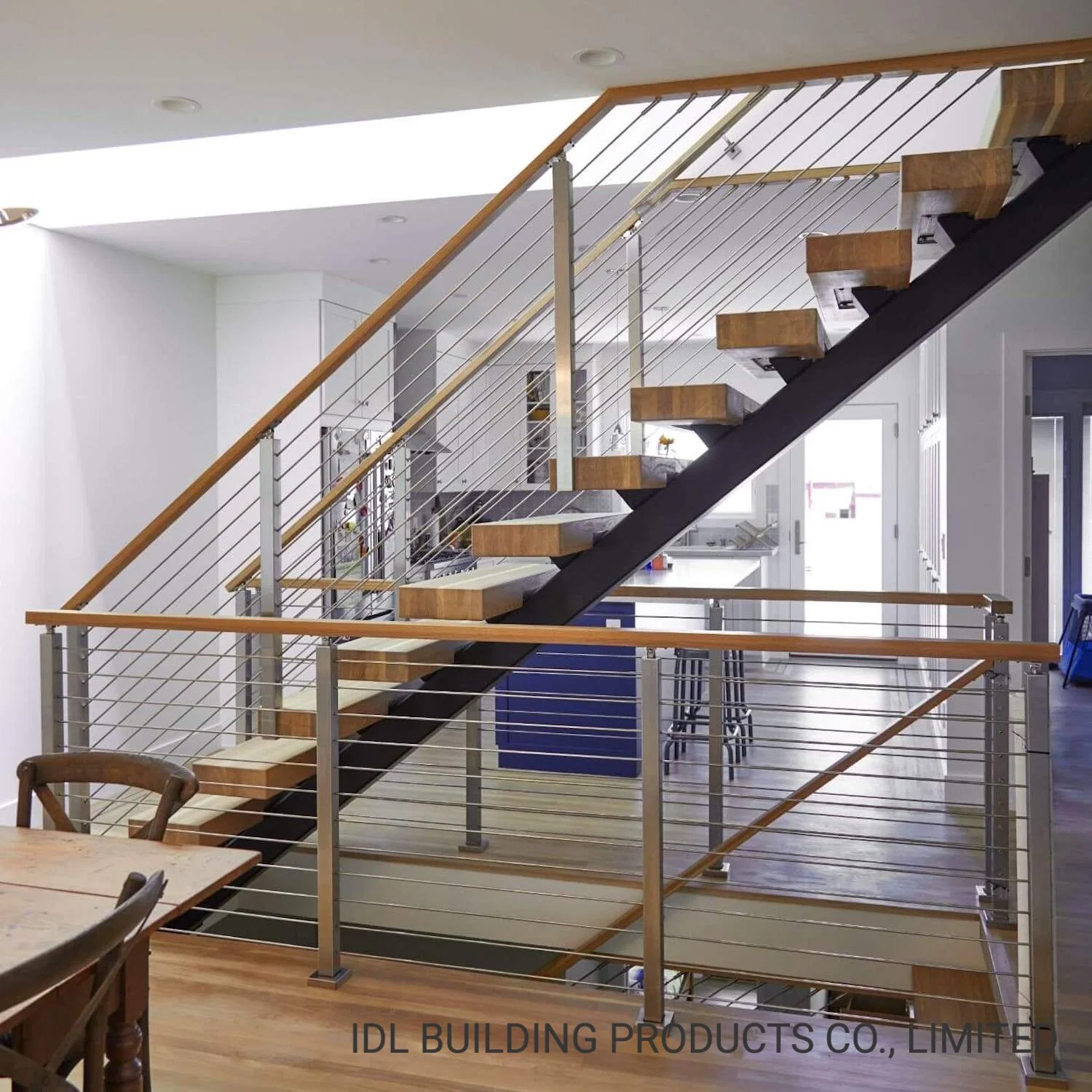 Escalier en acier de style moderne idl Stringer escalier rectiligne Câble en acier inoxydable en acier inoxydable de la main courante escalier intérieur avec marches en bois massif