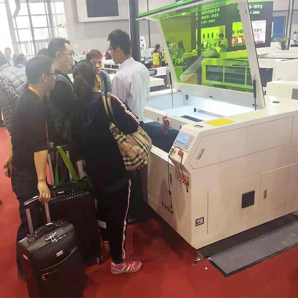 Automatic Laser Engraving Machine to Make Label Stickers Paper Roll CO2 Laser Cutting Machine High Precision 1390 CNC Wood Cutting Machine