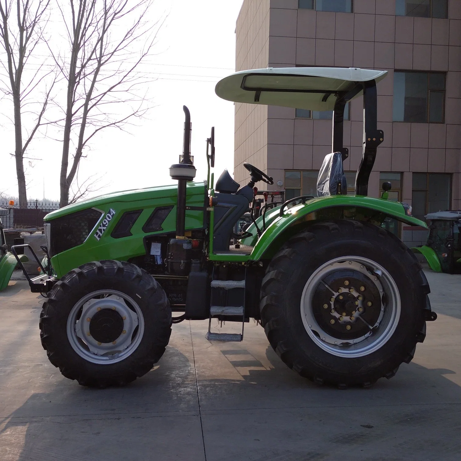 Tractor de gran tamaño del chasis Td 120 CV Tractor con motor Diesel 6 cilindros